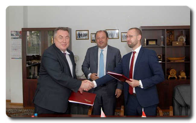 Contract signing. From left to right: General Director Alexandr V. Kolyada, JSC Management Company of the Holding “Belorusskie oboi”; Wolfgang Lashofer, ANDRITZ Senior Vice President, Global Division Manager, Paper, Fiber and Recycling division; Igor Oleshchuk, ANDRITZ Vice President, Paper/Board, Paper, Fiber and Recycling division. Photo: ANDRITZ