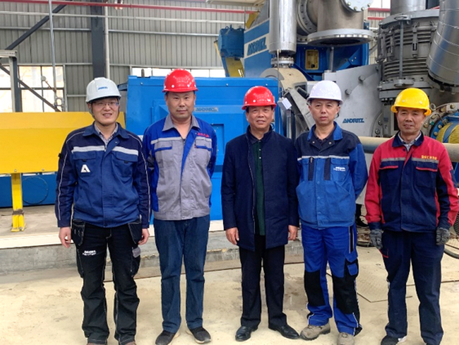 From left to right: Huang Yongli, MDF Technology Manager, ANDRITZ; Li Xingfeng, Vice General Manager, Biyang Huifeng; Weng Duansheng, Vice General Manager, Biyang Huifeng; Yu Hongsheng, Process Control Engineer, ANDRITZ; and Wang Hongren, Workshop Manager, Biyang Huifeng.