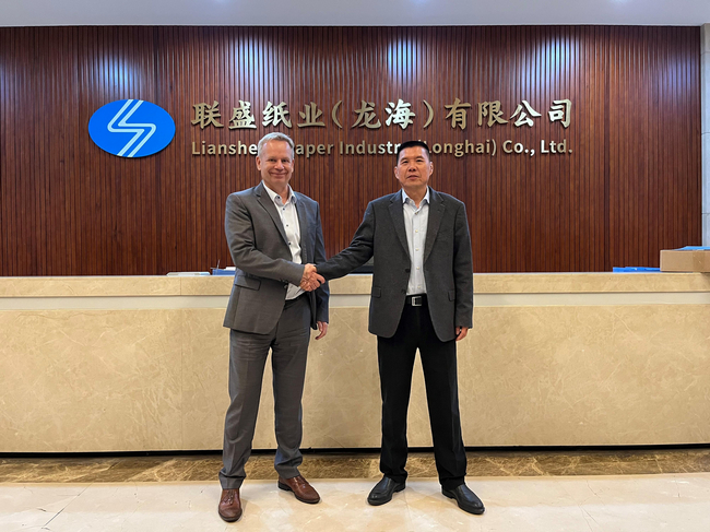   Strong business partners: Thomas Schmitz, president of ANDRITZ China (left), and Chen Jiayu, Chairman and main owner of Liansheng © ANDRITZ 