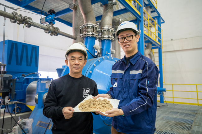   Ming Xing, Vice General Manager, Dongguan Jianhui Paper Co., Ltd. (left) and Cui Ping, Director of Project and Site Management, ANDRITZ (China) Ltd. in front of the new TwinFlo Prime refiner © ANDRITZ 