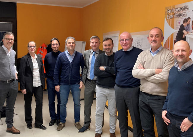 From left to right: Alessandro Romagnolo, Deputy Project Manager Lion PM3, DS Smith; Esther Huala, Commercial Sales Manager, ANDRITZ; Giulio Giannini, General Counsel, DS Smith; Stefano Rovai, Engineering Project Manager, DS Smith; Mario Menapace, Sales Manager, ANDRITZ; Roy Dodenbier, Global Category Manager Capex Procurement, DS Smith; Peter Clewes, Vice President Fiber, ANDRITZ; Stefano Andreotti, Project Manager Lion PM3, DS Smith; Colin Beckett, Senior Category Manager, DS Smith