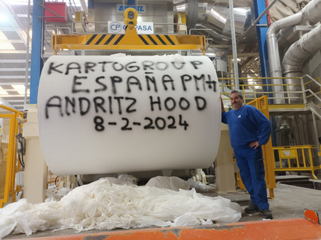 First jumbo toilet paper roll manufactured on tissue machine PM4 after the rebuild by ANDRITZ at the Kartogroup España S.L. mill in Burriana, Spain