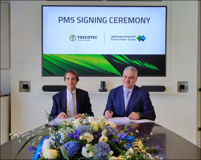 The signing ceremony of SPG’s new PM5 (from left to right): Mr. Alessandro Mennucci, CEO of Toscotec, and Mr. Yousseri El Bishry, CEO of Saudi Paper Group.