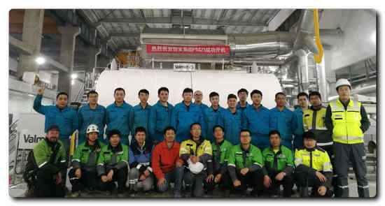 Valmet's and Hengan's teams in front of the newly started Advantage DCT 200 line and the first jumbo roll, in Weifang, China.