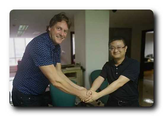 Leif Sundberg, Sales Manager, Pulp and Energy business line, Valmet, shaking hands with Xu Zhaohui, Chairman of Lvyuan Group