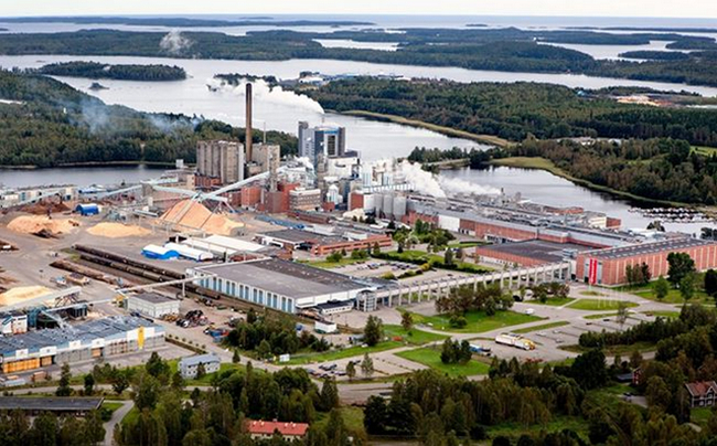 Holmen’s paperboard mill located in Iggesund, Sweden, has a total annual capacity of 330,000 tonnes of solid bleached board (SBB). Photo: Rolf Andersson