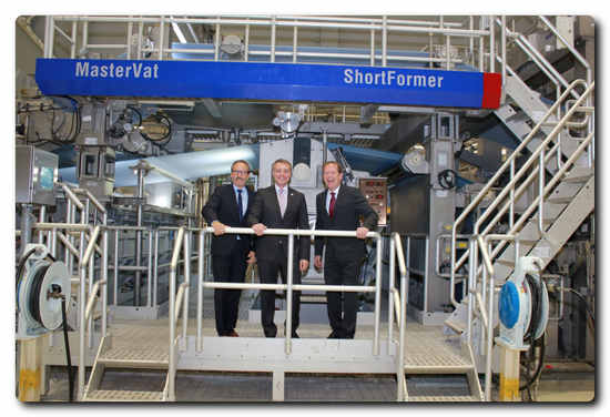 From left to right: Wolfgang Neuss, Purchase Director Mr. Kozlov, Günther Meuser, Senior Project Manager Voith Paper. In the background, the MasterVat and ShortFormer, which are the centerpiece of the new facility in Krasnokamsk. The technology they use forms the basis for the production of specialty papers with the strictest security features.