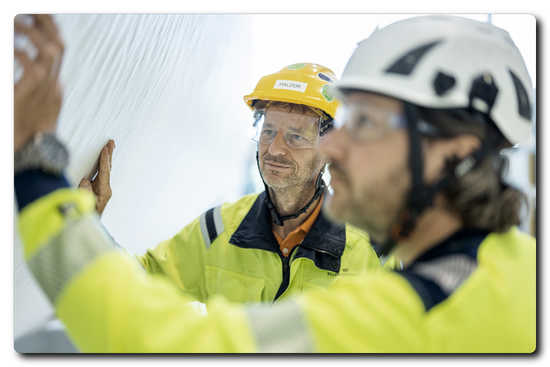 from left to right, Magnus Johansson, BillerudKorsnäs, project manager KM 7, Christian Merz, Chief Commissioning Engineer Voith Paper